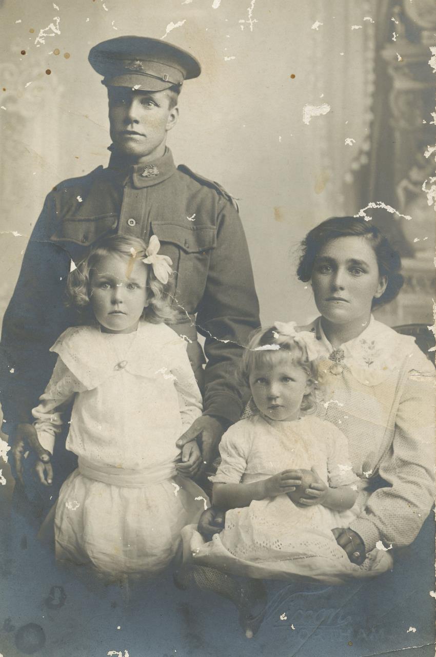 Jack with Dot and family before leaving Australia for war, 1916.