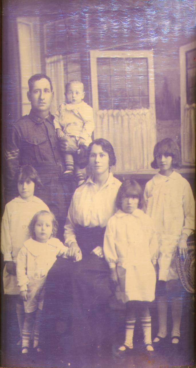 Sgt Chris Sandilands with Tottie and children prior to leaving for the war in 1917.
