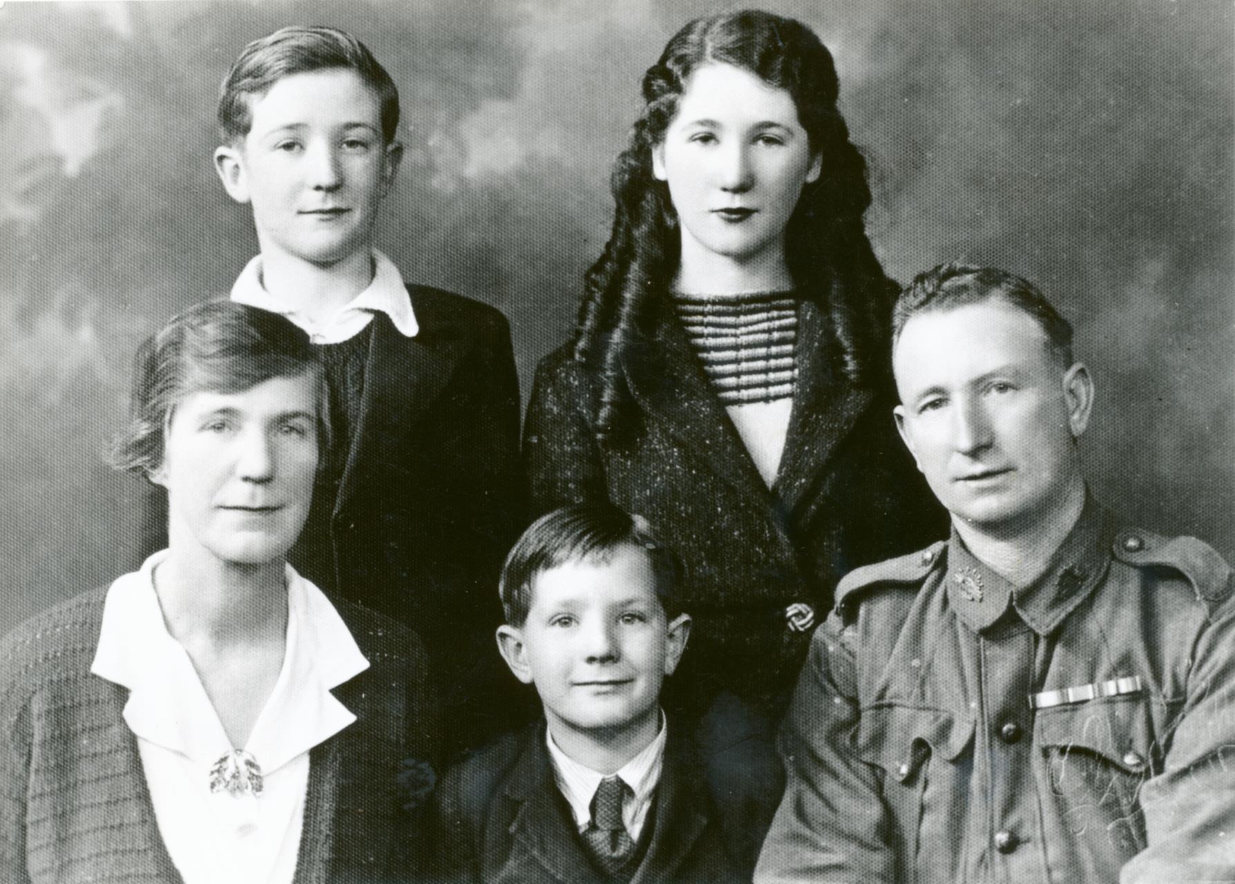 Pte Frank Tassicker with his wife Polly and children Neil, Ross and Shirley in Perth, 1939.